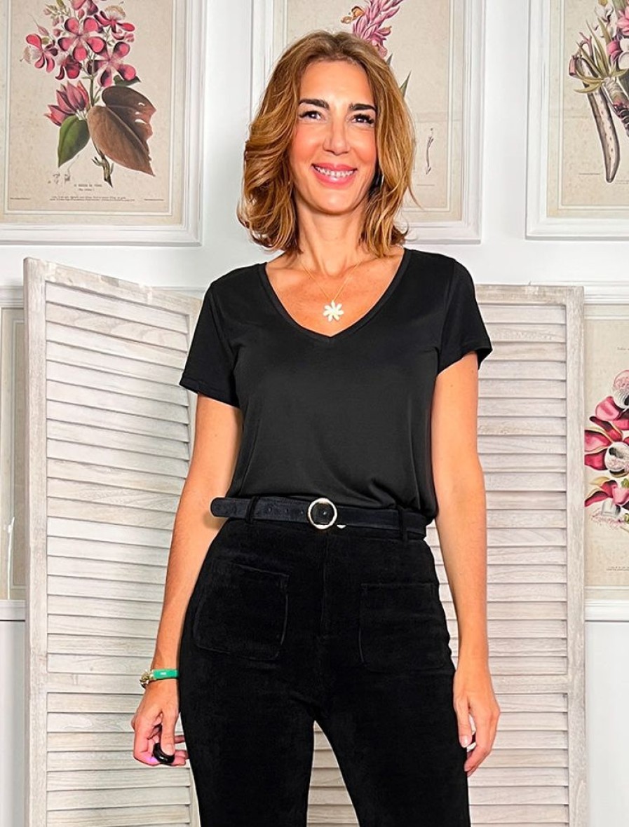 Nuria Cobo Camisas Y Tops | Camiseta Ideal Escote En Pico Negra